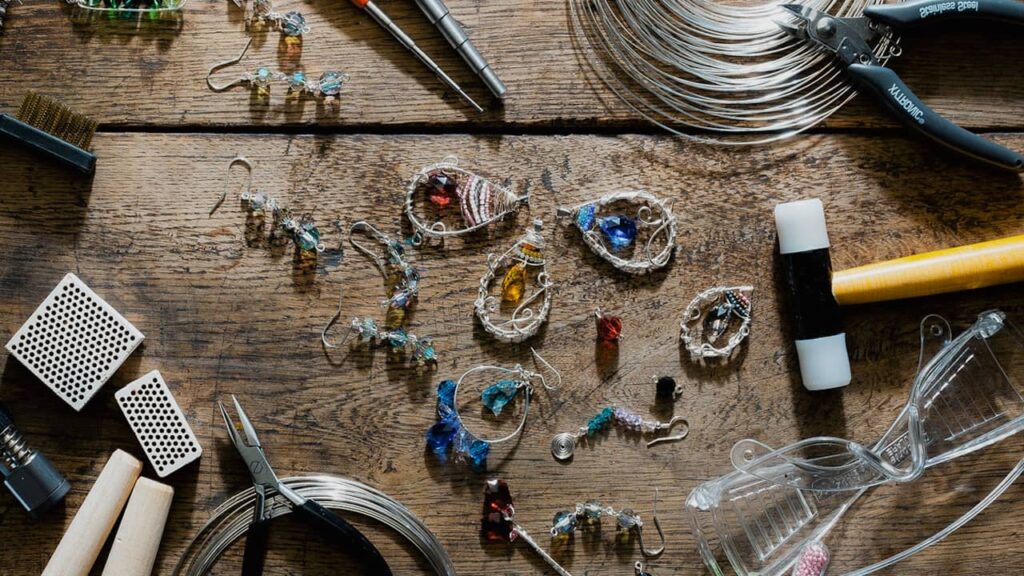 Personnalisation et finition des bijoux fantaisie en fil aluminium