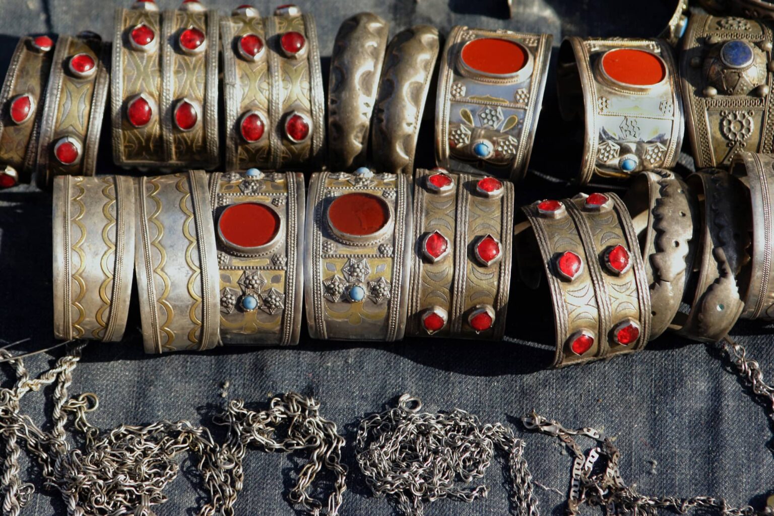 Collier Ancien Breloque Berbère Ethnique En Argent Massif Avec Pierre Noire - Bijou Vintage Et Ethnique - Occasion
