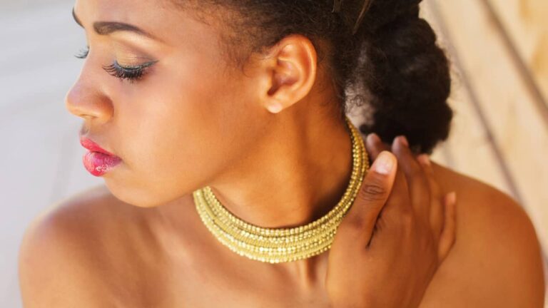 bijoux collier or jaune peau mate