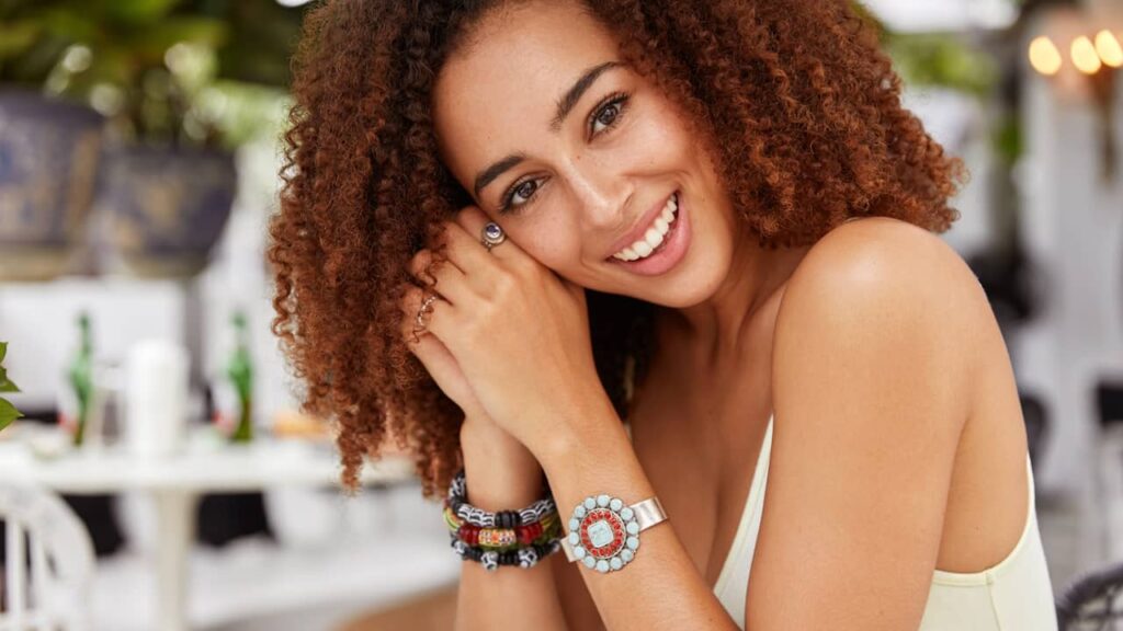 peau mate bijoux colores