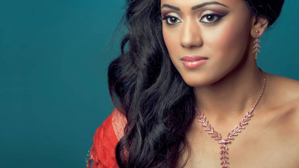 peau mate bijoux pierres roses