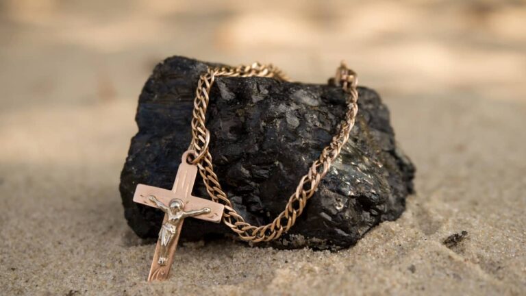Quel bijou offrir à une fervente chrétienne ? bijou offrir chretienne