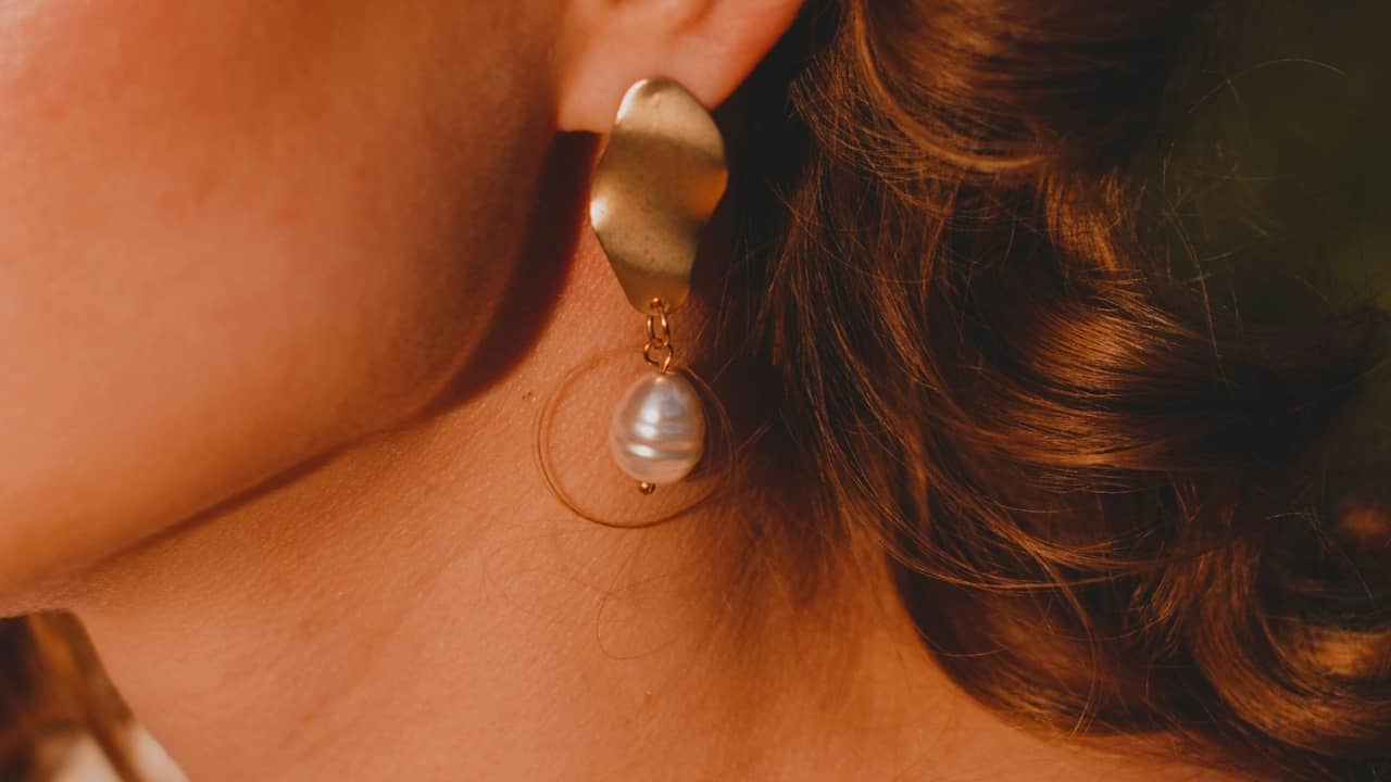 Lot De Bijoux Fantaisie : Boucles D'oreilles Et Colliers Dont Un Plaqué Or Avec Saphirs - Occasion
