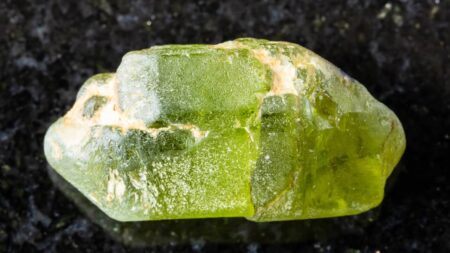 Olivine : tout savoir sur ses origines, ses propriétés et ses vertus ! tout savoir olivine