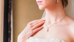 Les bijoux incontournables pour sublimer une tenue de cérémonie