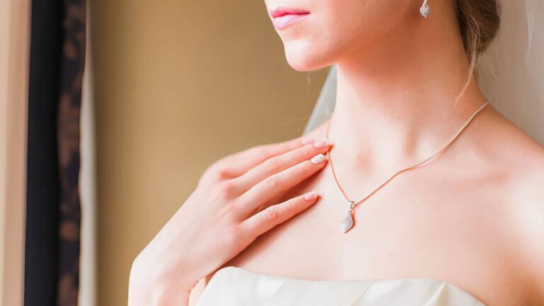 Les bijoux incontournables pour sublimer une tenue de cérémonie