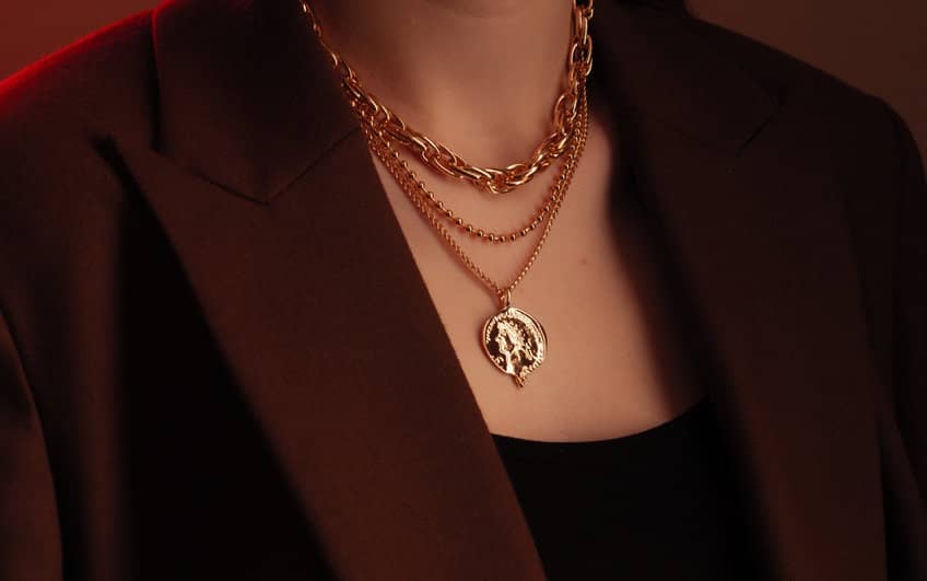 bijoux et tenue de cérémonie