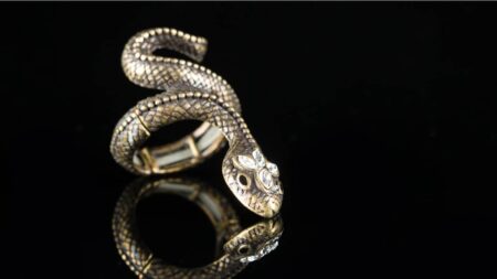 Quelle est la symbolique des bijoux en forme de serpent ? tout savoir symbolique serpent