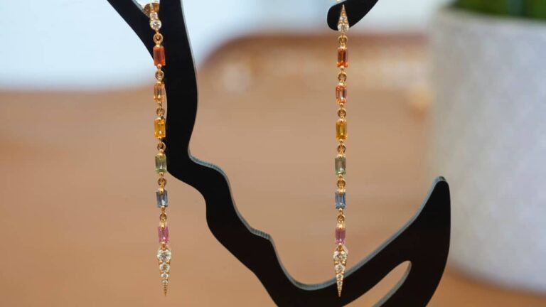 Quelle tenue porter avec des boucles d’oreilles pendantes ? tenues boucles oreilles pendantes