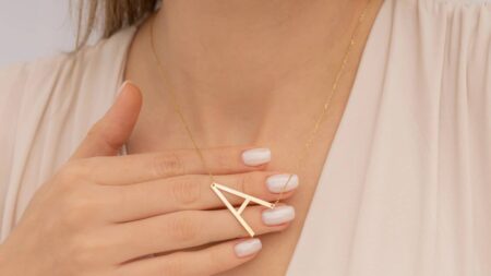 Les pendentifs avec initiale sont-ils toujours à la mode ? pendentifs avec initiale tendance