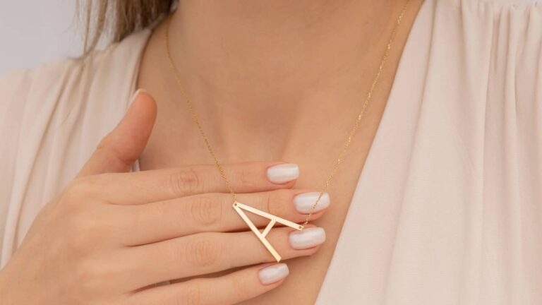 Les pendentifs avec initiale sont-ils toujours à la mode ? pendentifs avec initiale tendance